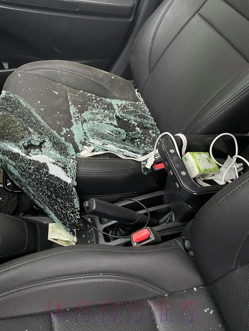 乌多吉赛后发现自己的路虎车遭窃贼破坏,后车窗被砸碎 乌多吉赛后发现自己的路虎车遭窃贼破坏,后车窗被砸碎